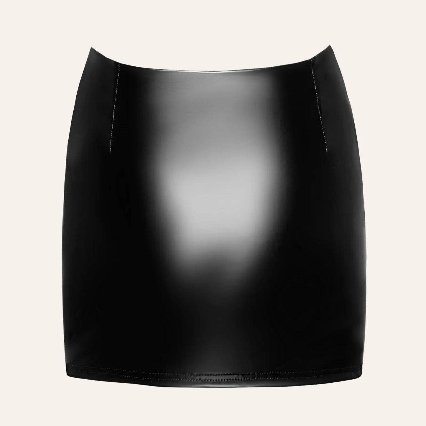Mini jupe effet cuir noir ultra brillant de la marque Velvetine, au style wetlook provocant. Ce modèle de lingerie érotique vendu chez Oh My God'Z est idéal pour une tenue sexy et chic, parfaite pour les jeux de rôle ou les soirées intimes.