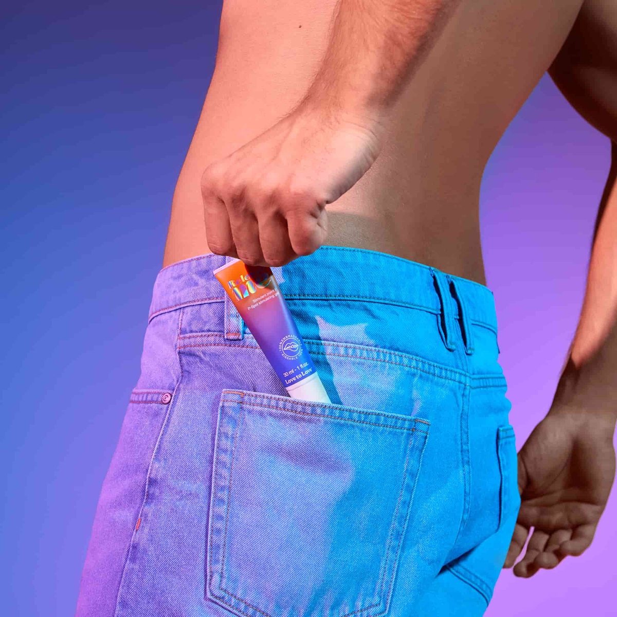 Tube de gel Release Me Love to Love glisse dans la poche d'un jean bleu, ambiance violette - Oh My God'Z