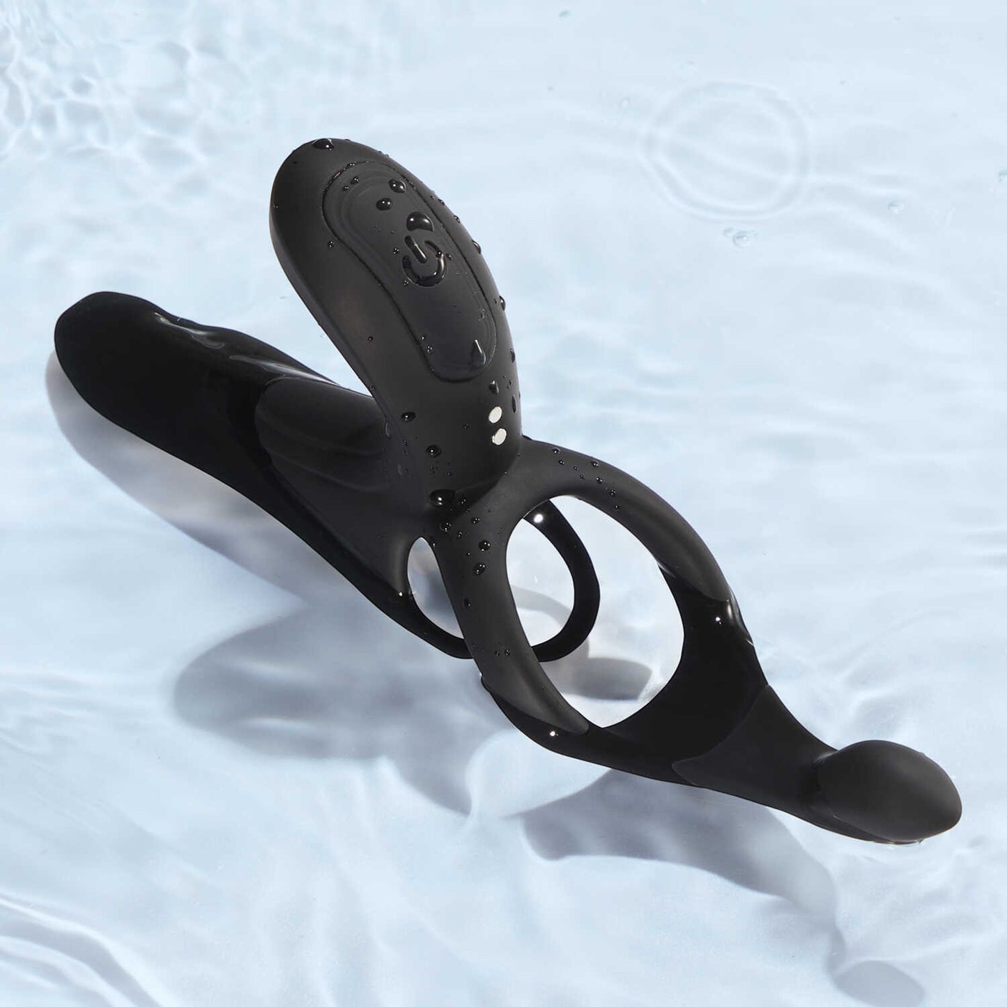 Vibromasseur Pleasure Pivot noir étanche en silicone posé sur surface mouillée avec gouttelettes d'eau - Oh My God'Z