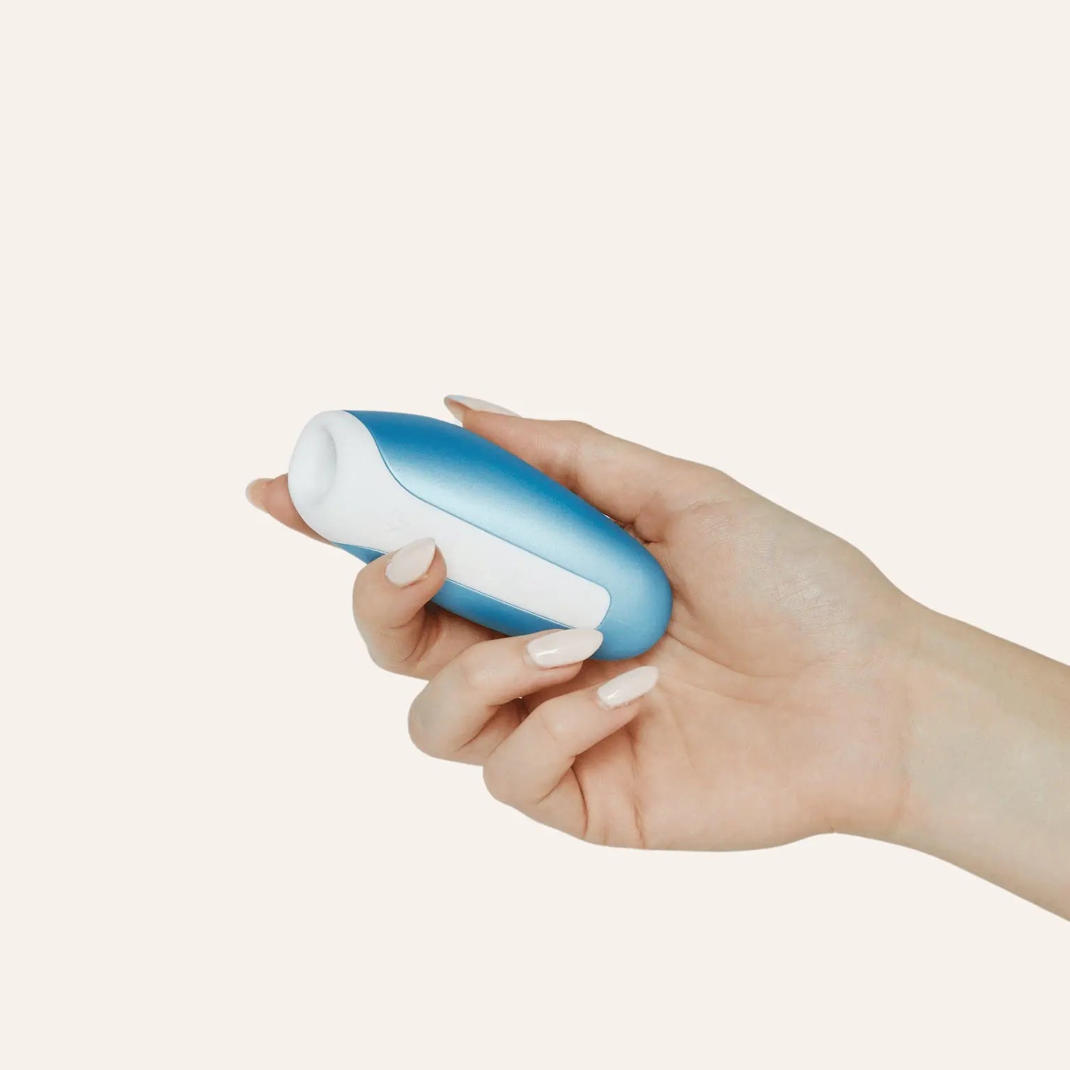 Stimulateur clitoridien Satisfyer Love Breeze en version bleu, compact et ergonomique, tenu en main pour illustrer sa prise facile. Sextoy haut de gamme avec technologie air pulsé pour stimulation sans contact, disponible chez Oh My God'Z.