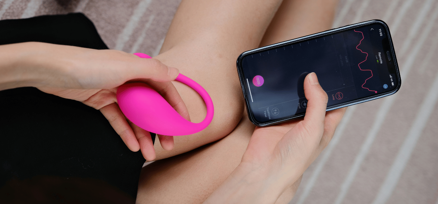Œuf vibrant dans une main en train d'être contrôlé via une application sur téléphone
