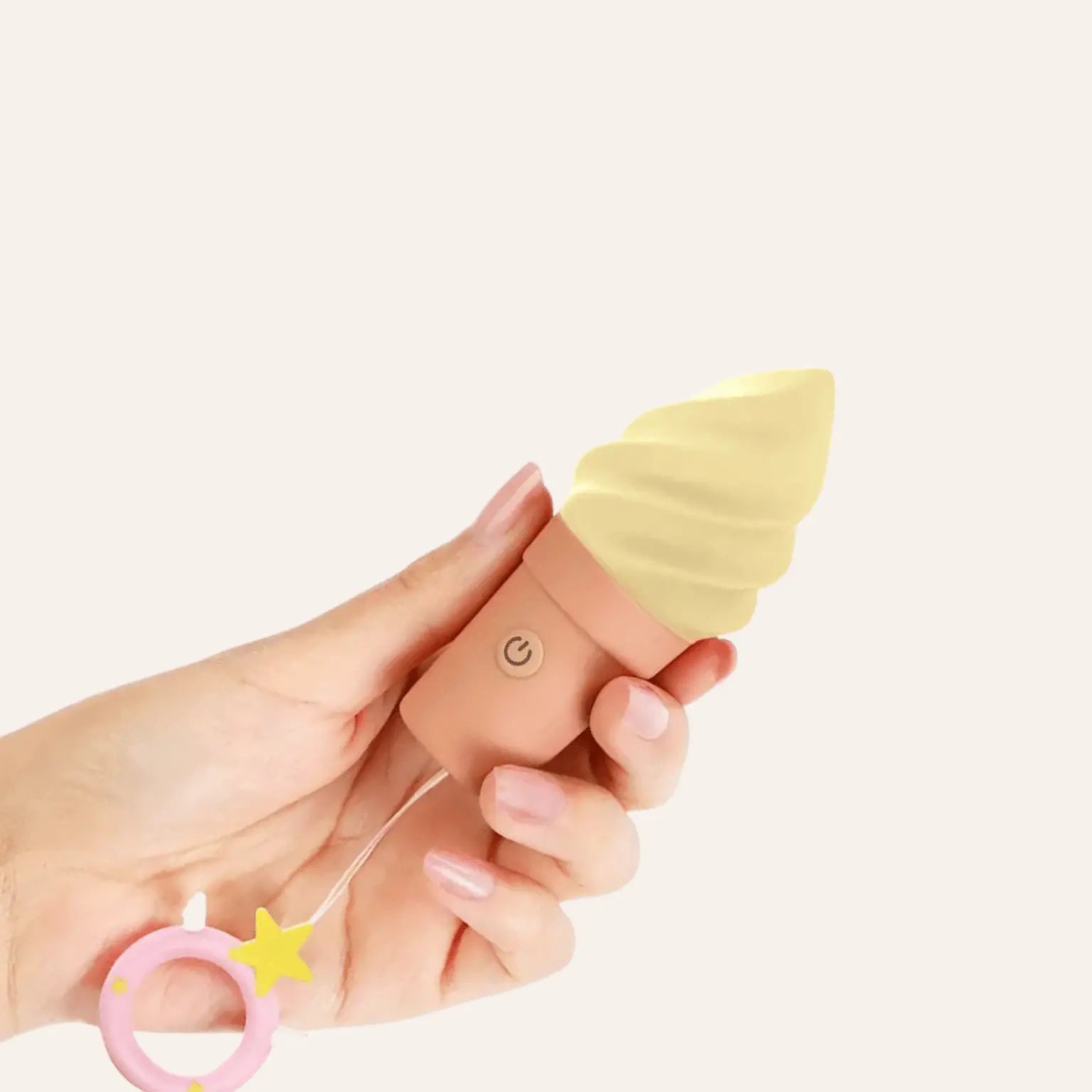 Stimulateur clitoridien Cand'Ice en forme de glace, tenu dans une main pour démontrer sa taille compacte et son design ludique. Disponible chez Oh My God'Z, ce sextoy haut de gamme combine esthétisme et efficacité pour une stimulation précise et élégante.