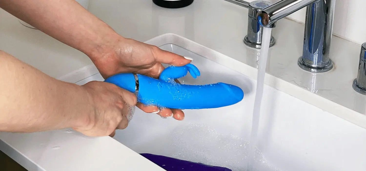 Nettoyer un vibromasseur rabbit sous l'eau — guide hygiène sextoy