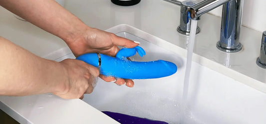Nettoyer un vibromasseur rabbit sous l'eau — guide hygiène sextoy