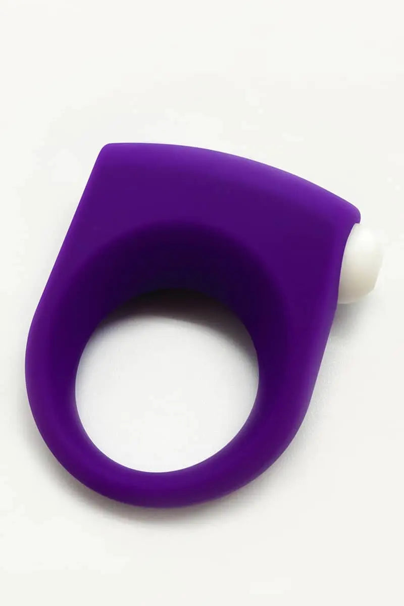 Anneau vibrant pour pénis (cockring) Puggle Woomy en silicone violet avec bouton blanc, disponible sur OhMyGodz, conçu pour améliorer le plaisir et les performances.
