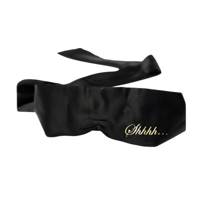 Bandeau noir en satin Shhh de Bijoux Indiscrets avec inscription dorée, accessoire de charme pour vos soirées intimes, offert par Oh My God'Z