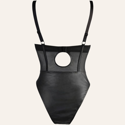 Vue arrière du body V-10590 par Axami, disponible chez Oh My God'Z. Ce body noir présente un design audacieux avec une découpe au dos, ajoutant une touche de séduction supplémentaire.