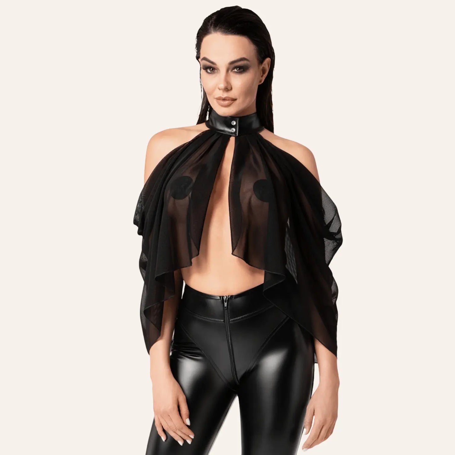 Bolero Opium F349 porté par un modèle, avec vue de face mettant en valeur la transparence du tulle et le col fétiche en vinyle, une création exclusive d’Oh My God'Z pensée pour compléter une expérience érotique haut de gamme avec sextoys de luxe.