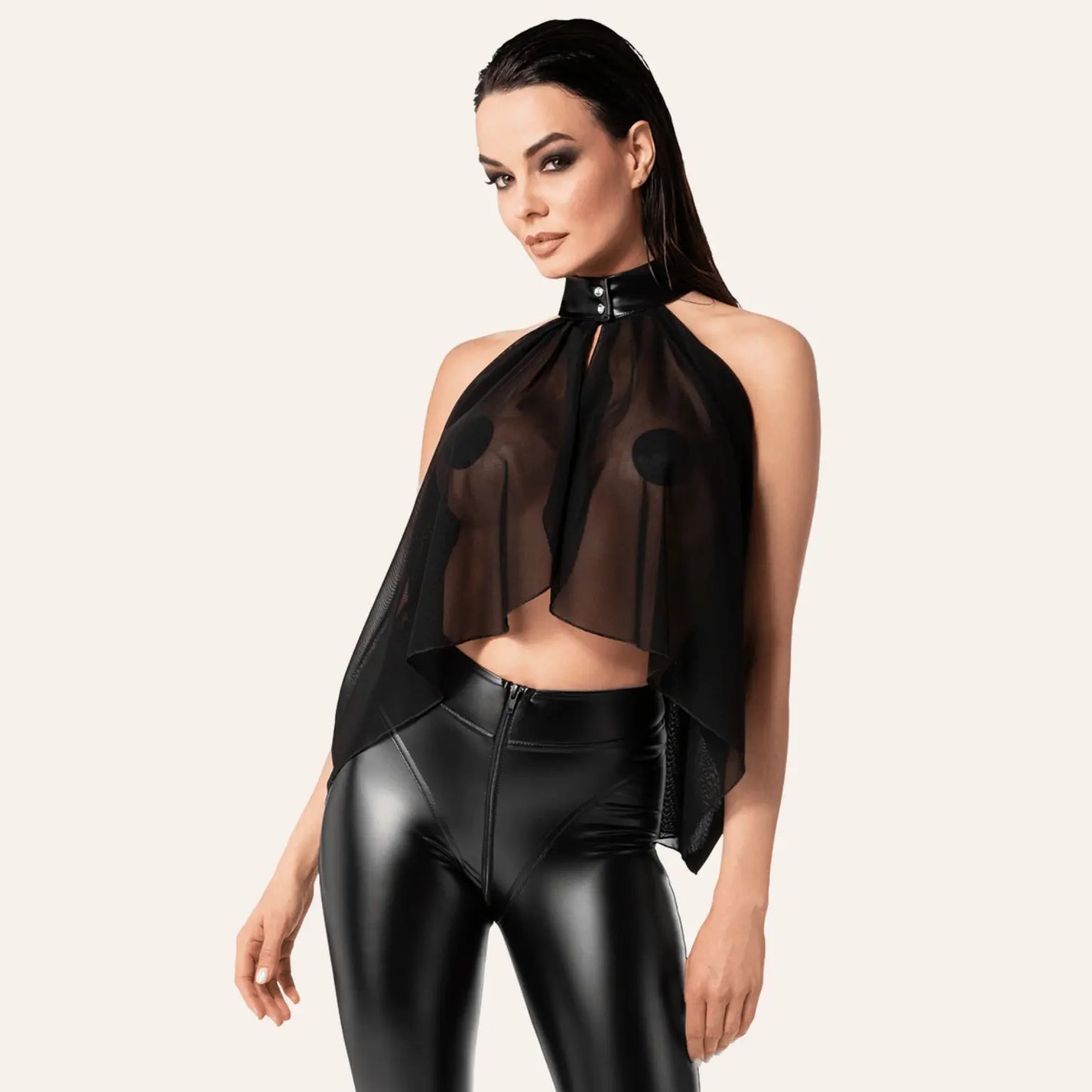 Le Bolero Opium F349 d’Oh My God'Z, présenté en vue de trois-quarts, allie tulle transparent fluide et col rigide brillant pour une allure fétiche chic, parfait pour compléter une tenue érotique ou mettre en scène des sextoys haut de gamme.