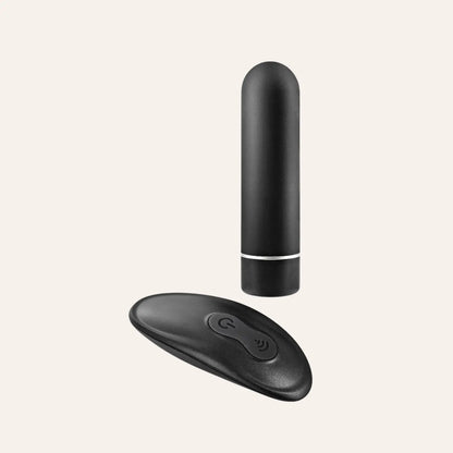 Vue rapprochée du bullet vibrant My Duke et de sa télécommande ergonomique, un sextoy premium signé Black Empire, en vente chez Oh My God'Z pour des plaisirs élégants et connectés.