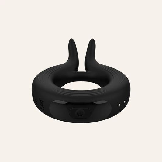 Gros plan du Cockring Marry Me signé Wooomy avec ses deux bras vibrants pour une double stimulation. Un sextoy masculin rechargeable, proposé par Oh My God'Z, idéal pour les jeux coquins en couple.