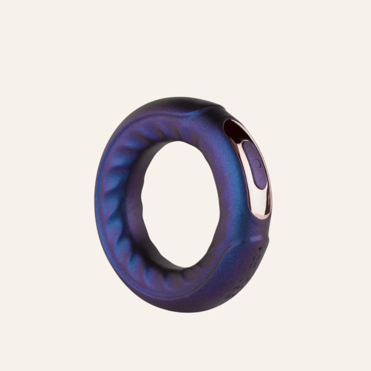 Cockring vibrant Saturn de Hueman avec commandes intuitives intégrées, présenté par Oh My God'Z. Idéal pour les amateurs de sextoys masculins haut de gamme, ce modèle assure confort, puissance et contrôle pour des rapports prolongés et intensément stimulants.