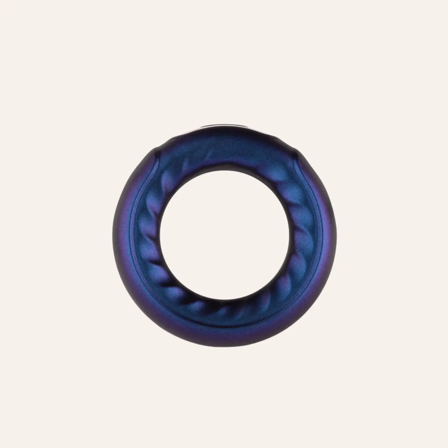 Cockring vibrant Saturn de la marque Hueman en finition métallisée violet galaxie, offrant une stimulation puissante pour des plaisirs intimes prolongés. Disponible sur la boutique Oh My God'Z, ce sextoy haut de gamme pour homme combine design futuriste et performance pour une expérience sexuelle hors du commun.