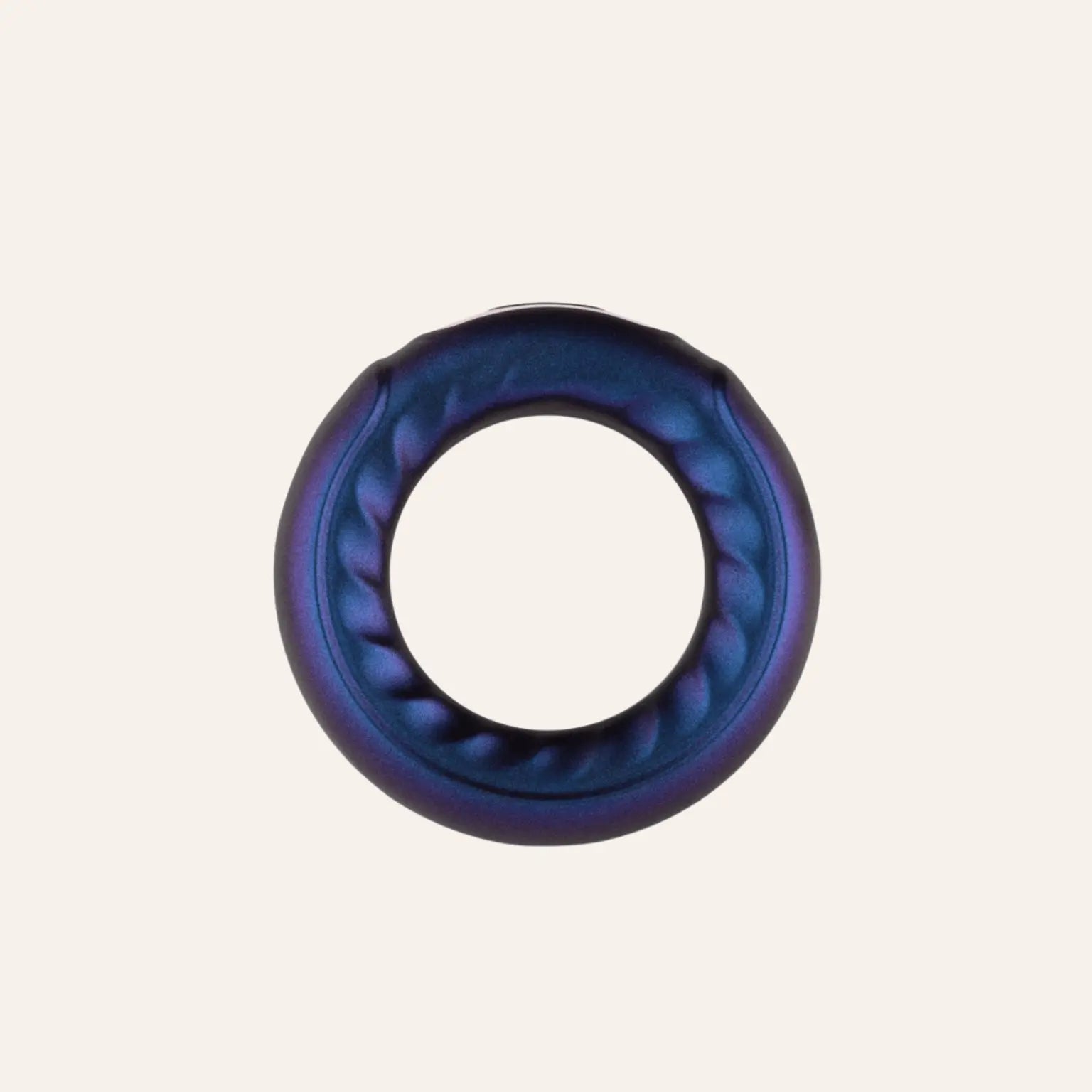 Cockring vibrant Saturn de la marque Hueman en finition métallisée violet galaxie, offrant une stimulation puissante pour des plaisirs intimes prolongés. Disponible sur la boutique Oh My God'Z, ce sextoy haut de gamme pour homme combine design futuriste et performance pour une expérience sexuelle hors du commun.