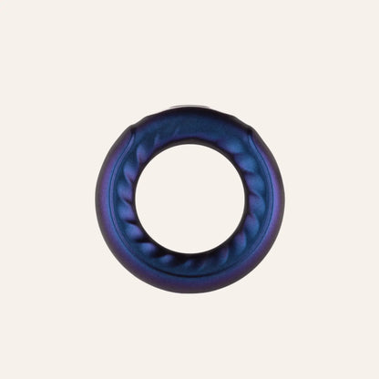 Cockring vibrant Saturn de la marque Hueman en finition métallisée violet galaxie, offrant une stimulation puissante pour des plaisirs intimes prolongés. Disponible sur la boutique Oh My God'Z, ce sextoy haut de gamme pour homme combine design futuriste et performance pour une expérience sexuelle hors du commun.
