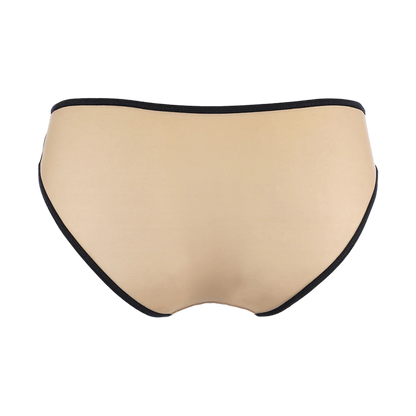 Culotte minimaliste beige avec bordures noires de la marque Axami, disponible chez Oh My God'Z. Confort et style pour cette lingerie haut de gamme, parfaite pour une allure discrète sous des vêtements clairs