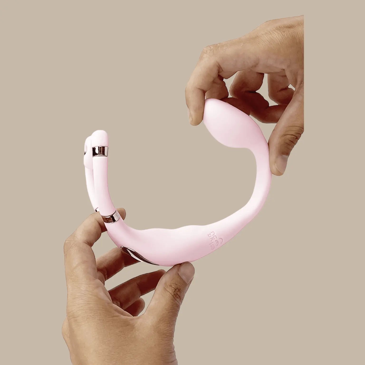 Double stimulateur Venus d’Adrien Lastic, flexible et ergonomique, parfait pour s’adapter aux courbes naturelles. En exclusivité chez Oh My God'Z, expert en sextoys haut de gamme.