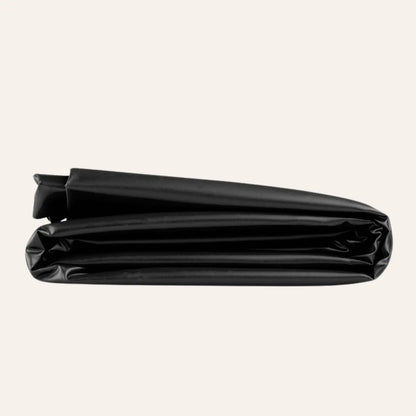 Vue latérale du drap vinyle noir EasyToys, mettant en évidence son matériau lisse et imperméable. Cet accessoire BDSM haut de gamme est un incontournable pour les passionnés de sextoys, disponible sur Oh My God'Z.