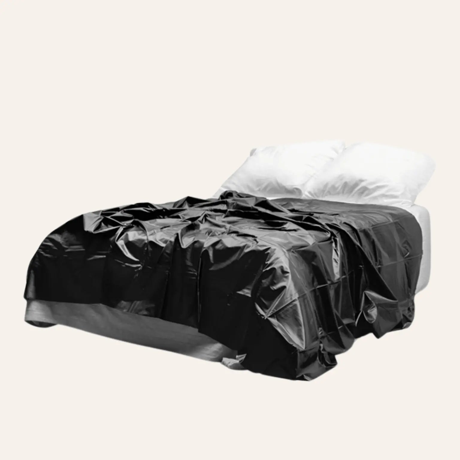 Créez une ambiance sulfureuse avec le drap vinyle noir EasyToys, installé sur un lit double. Vendu chez Oh My God'Z, ce drap imperméable est conçu pour des expériences érotiques intenses avec des accessoires premium.