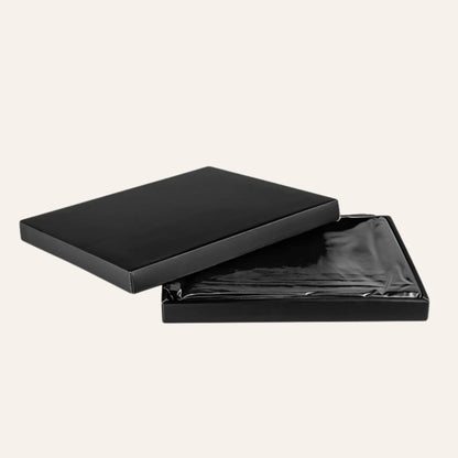 Le drap vinyle noir EasyToys présenté dans un élégant coffret est un incontournable pour vos expériences BDSM. Ce linge érotique haut de gamme, proposé par Oh My God'Z, combine discrétion et efficacité pour protéger vos draps lors de vos jeux les plus torrides.