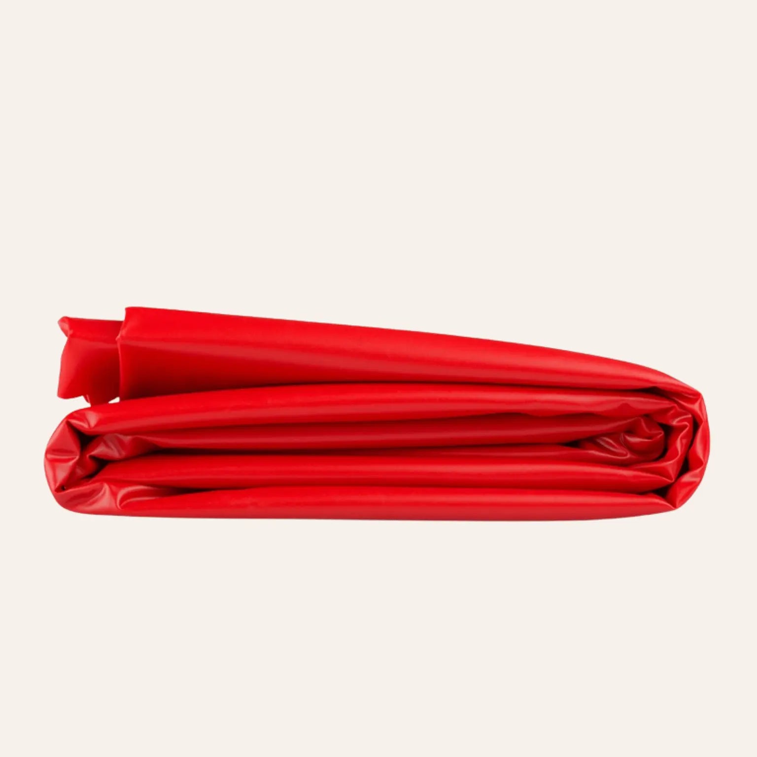 Le drap vinyle rouge EasyToys vu de profil souligne sa texture imperméable et sa finition soignée. Parfait pour les couples recherchant des accessoires érotiques premium, ce produit est disponible sur la boutique Oh My God'Z.