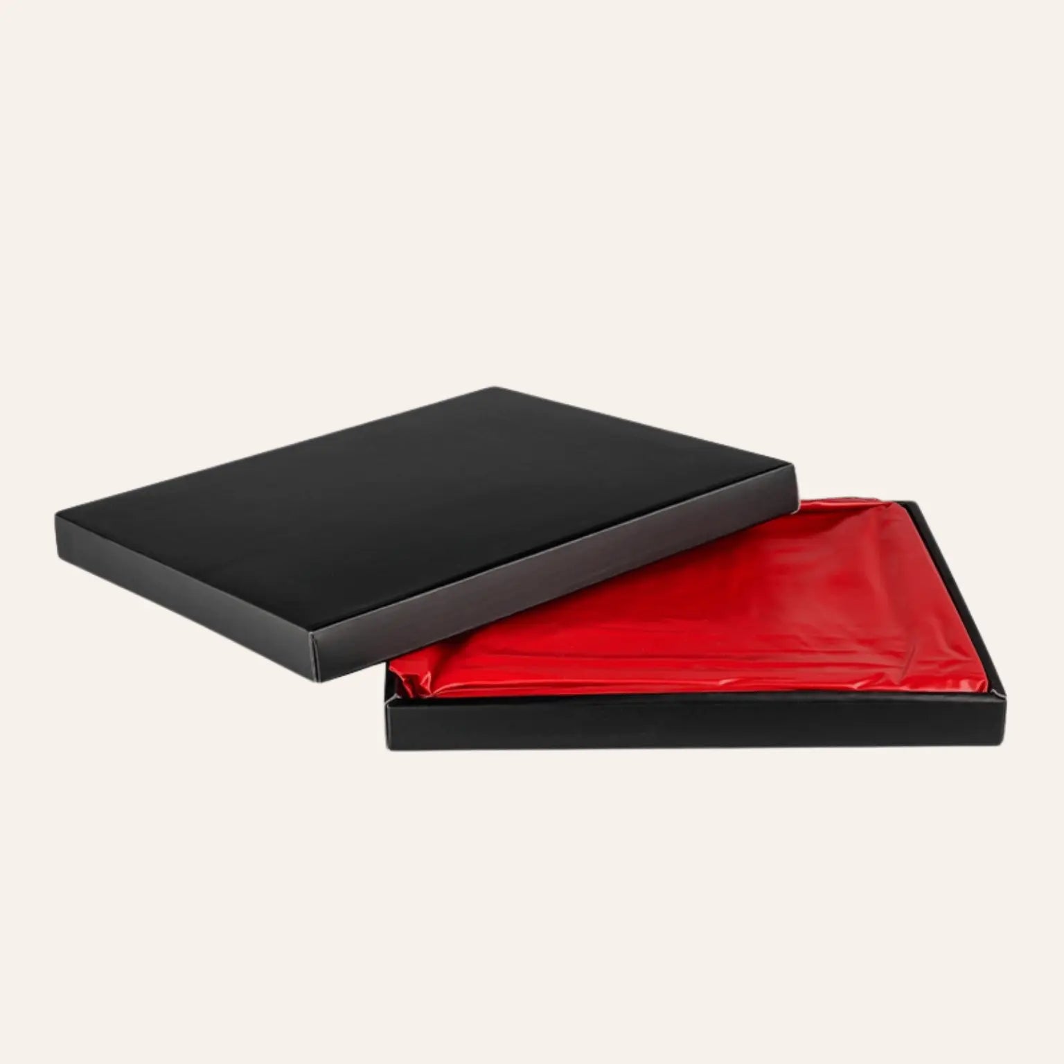 Présenté dans une boîte noire discrète, le drap vinyle rouge EasyToys est prêt à accompagner vos explorations BDSM. Produit de qualité supérieure, il est en vente sur la boutique spécialisée Oh My God'Z.