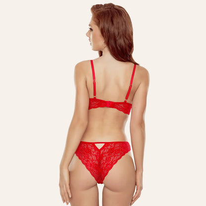 Ensemble lingerie rouge en dentelle Denelia de la marque Passion, dévoilant le dos avec sensualité, disponible sur la boutique Oh My God'Z — une référence incontournable en lingerie sexy haut de gamme et accessoires érotiques.