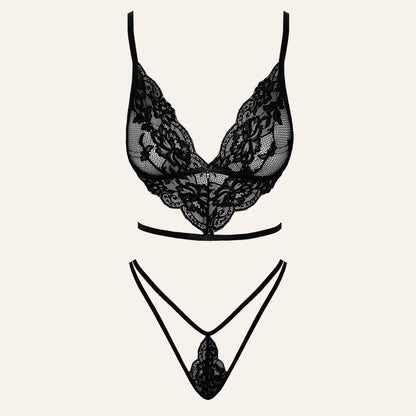Ensemble 2 pièces en dentelle noire, composé d'un soutien-gorge triangulaire et d'un string assorti avec des détails croisés à l'avant.