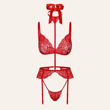 Vue complète d’un ensemble de lingerie rouge en dentelle comprenant un soutien-gorge, une culotte, des jarretelles et un ruban décoratif autour du cou.