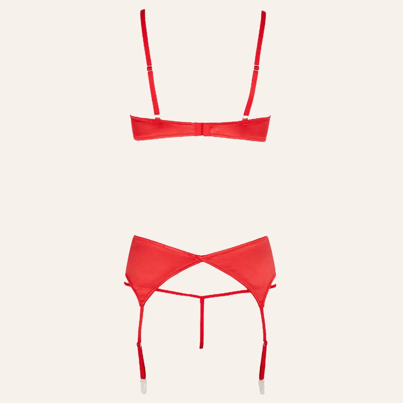 Détails du soutien-gorge ouvert et du porte-jarretelles rouge de l'ensemble 3 pièces de Cottelli Lingerie. Disponible sur Oh My God'Z, cet ensemble en satin rouge incarne le glamour et la sensualité.