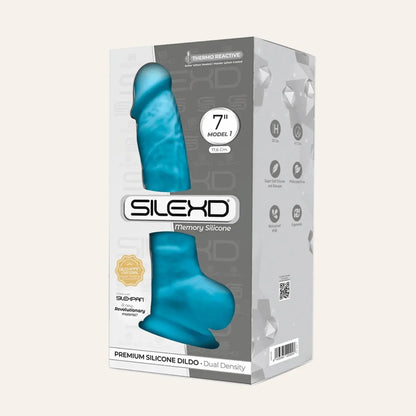 Boîte du gode bleu SilexD modèle 1, 17,6 cm, en silicone thermo-réactif et dual density, avec détails anatomiques pour un plaisir authentique. Un sextoy premium signé SilexD à retrouver chez Oh My God'Z.