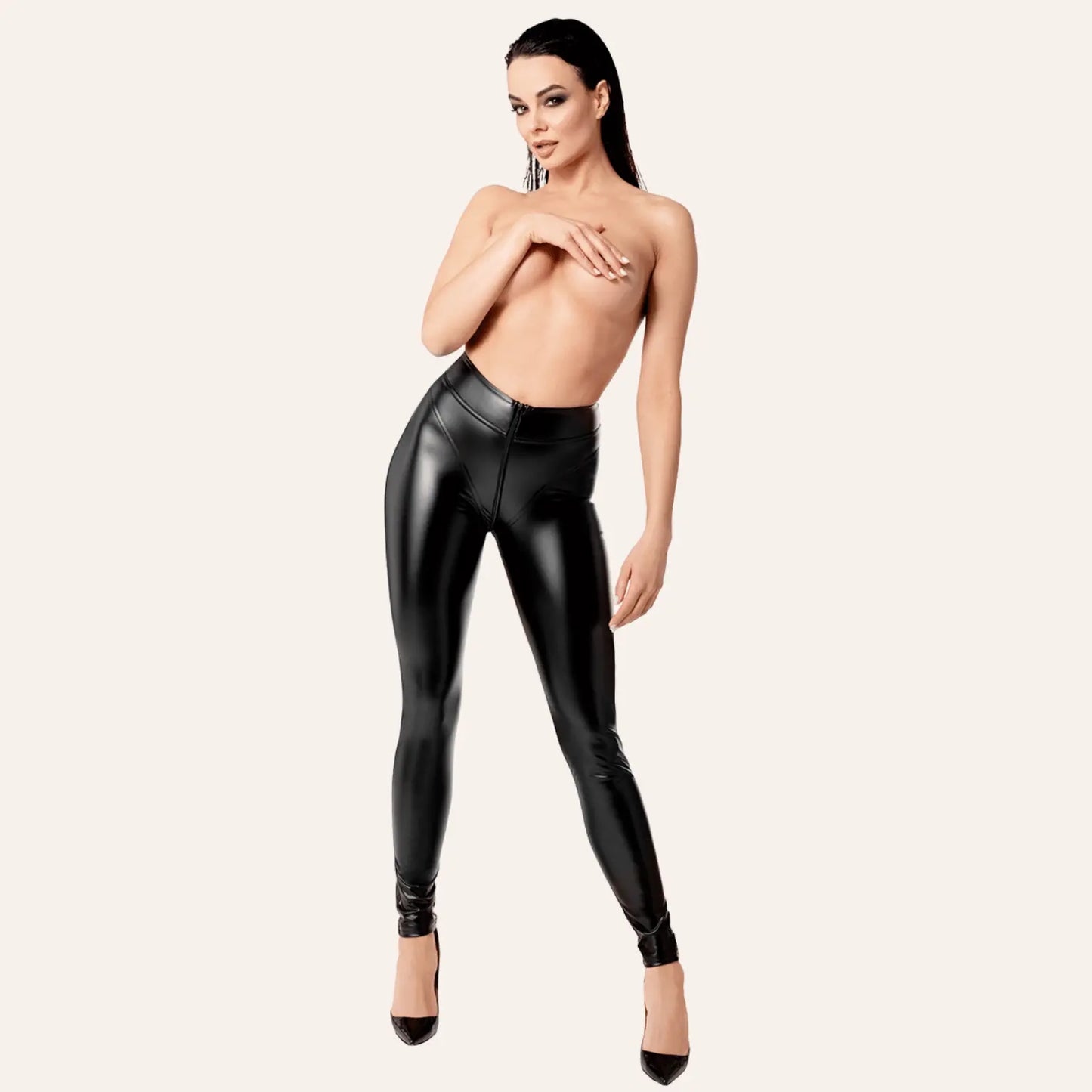 Tenue provocante avec legging wetlook zippé à l’entrejambe, modèle Chimeria F332 par Oh My God'Z, conçu pour celles qui aiment associer mode sexy et sextoys haut de gamme.