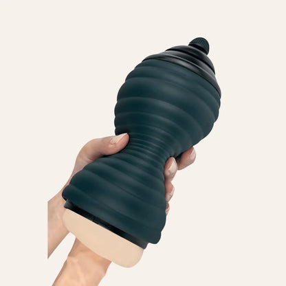 Présentation en main du masturbateur Adrien Lastic Siltex Ultra, mettant en lumière sa texture douce et réaliste pour une expérience de masturbation masculine haut de gamme – en exclusivité chez Oh My God'Z.