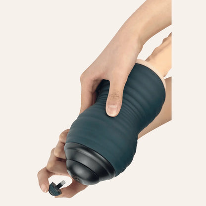 Masturbateur haut de gamme Adrien Lastic Siltex Ultra avec gaine texturée, présenté en main pour démontrer sa flexibilité et son ergonomie – disponible chez Oh My God'Z, votre boutique experte en sextoys de luxe pour homme.