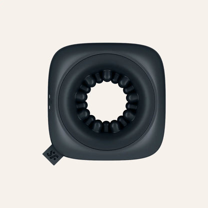 Vue frontale du Ring Stroker, un masturbateur compact et ergonomique en silicone doux. À retrouver dans la collection haut de gamme de Oh My God'Z.