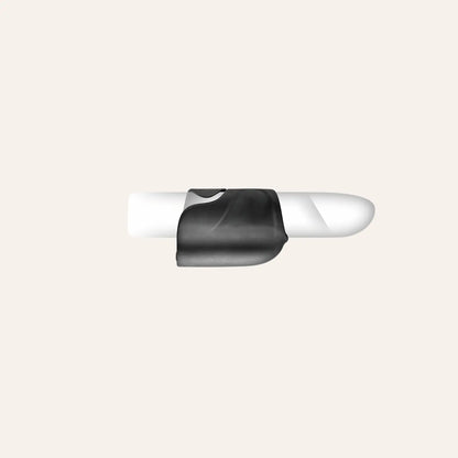 Illustration du masturbateur Blue Junker positionné sur un objet cylindrique, simulant l’usage sur pénis. Ce sextoy haut de gamme proposé par Oh My God'Z s'adapte à toutes les tailles grâce à son design ergonomique.