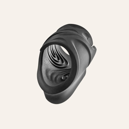 Masturbateur vibrant Blue Junker vu en perspective, conçu en silicone noir souple avec reliefs internes pour maximiser la stimulation. Sextoy masculin haut de gamme en vente sur Oh My God'Z.