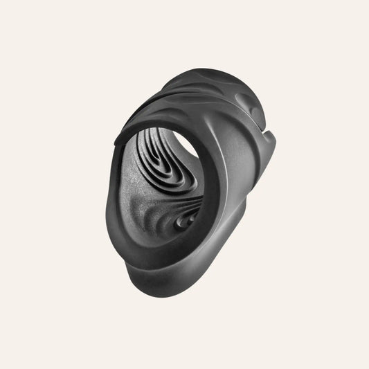 Masturbateur vibrant Blue Junker vu en perspective, conçu en silicone noir souple avec reliefs internes pour maximiser la stimulation. Sextoy masculin haut de gamme en vente sur Oh My God'Z.