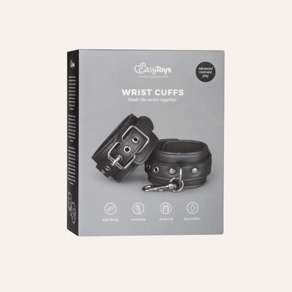Boîte du produit Easytoys Fetish Collection Wrist Cuffs, mettant en avant les menottes ajustables pour poignets. Disponibles chez Oh My God'Z, ces accessoires fétichistes de luxe allient design élégant, confort et fonctionnalité pour enrichir vos jeux BDSM.