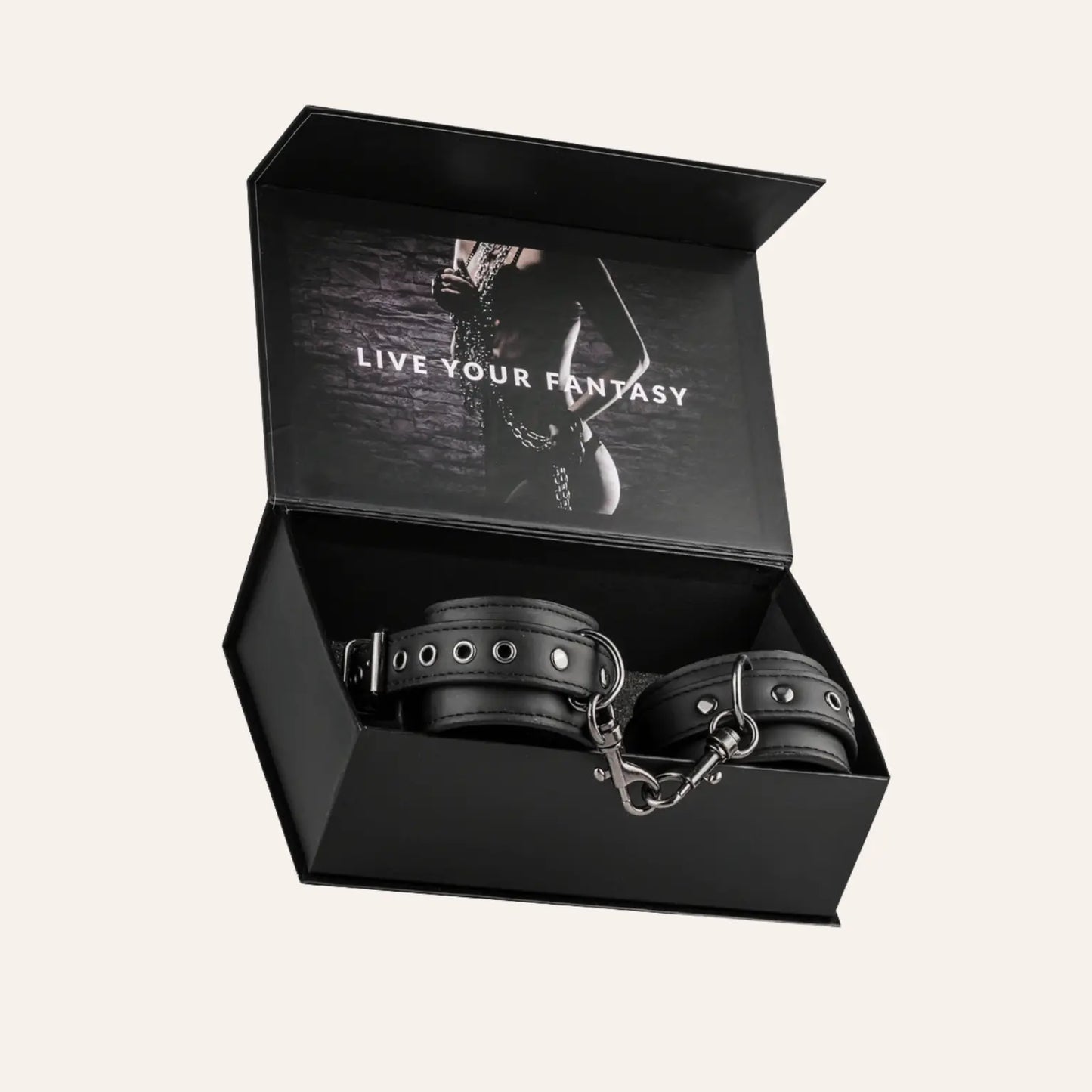 Coffret élégant contenant une paire de menottes pour poignets de la marque Easytoys, présenté avec la mention "Live Your Fantasy". Un accessoire BDSM premium vendu sur Oh My God'Z, parfait pour les amateurs de sextoys de luxe et de jeux de soumission sensuels.