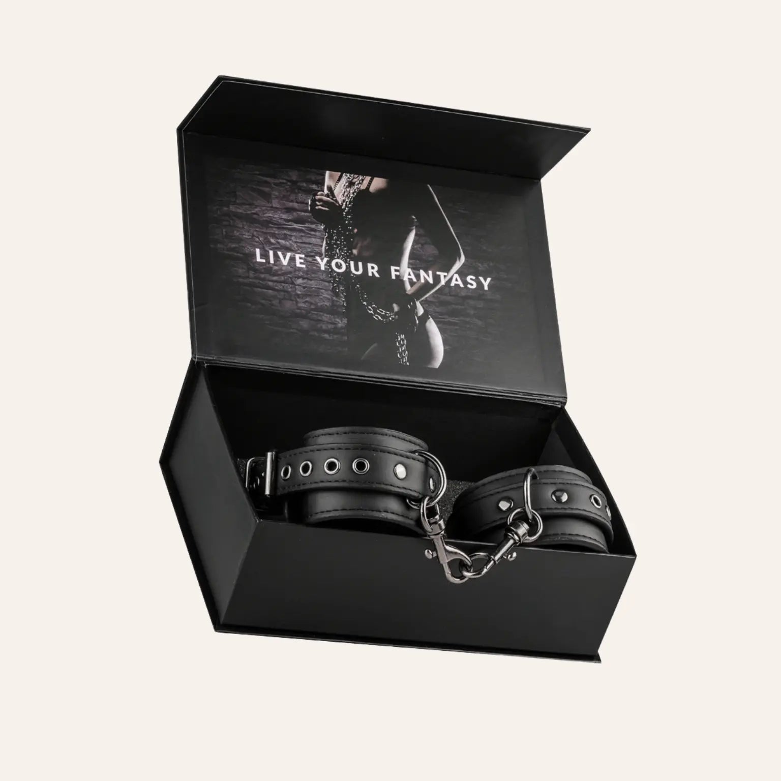 Coffret élégant contenant une paire de menottes pour poignets de la marque Easytoys, présenté avec la mention "Live Your Fantasy". Un accessoire BDSM premium vendu sur Oh My God'Z, parfait pour les amateurs de sextoys de luxe et de jeux de soumission sensuels.