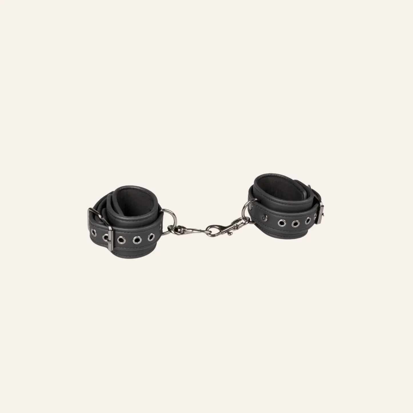 Vue détaillée des menottes en cuir synthétique noir avec fermetures métalliques robustes Easytoys Fetish Collection, proposées par la boutique Oh My God'Z. Idéales pour les expériences BDSM sophistiquées, ces menottes haut de gamme combinent sécurité et plaisir.