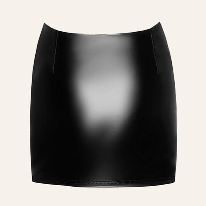 Mini jupe effet cuir noir ultra brillant de la marque Velvetine, au style wetlook provocant. Ce modèle de lingerie érotique vendu chez Oh My God'Z est idéal pour une tenue sexy et chic, parfaite pour les jeux de rôle ou les soirées intimes.