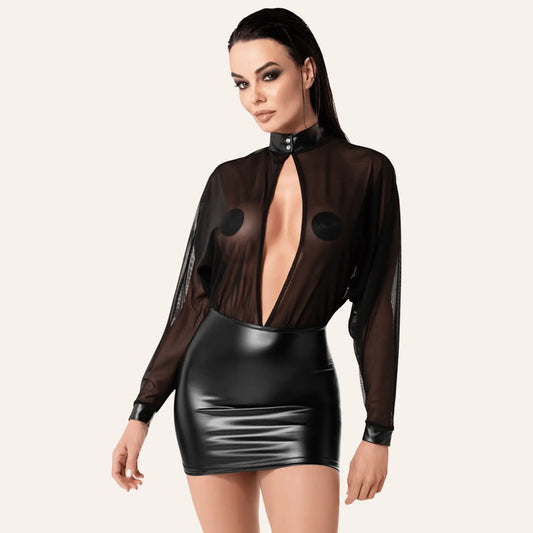 Tenue érotique Oh My God'Z : mini robe Opium F348 alliant transparence et effet wetlook, col ras du cou fermé par boutons pression. Lingerie haut de gamme idéale pour les soirées BDSM ou tenues fétiches.
