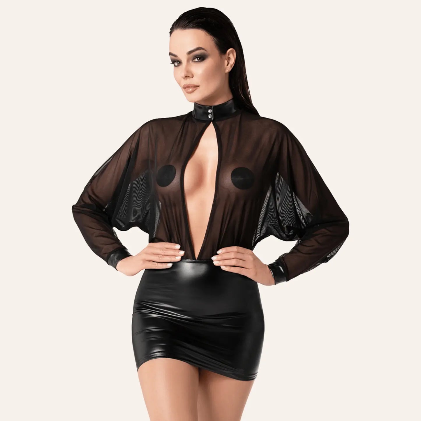 Mini robe noire Opium F348 en tulle et wetlook de la marque Oh My God'Z, parfaite pour une tenue fétichiste haut de gamme. Décolleté profond, matières sensuelles et coupe moulante pour un style provocant et chic.