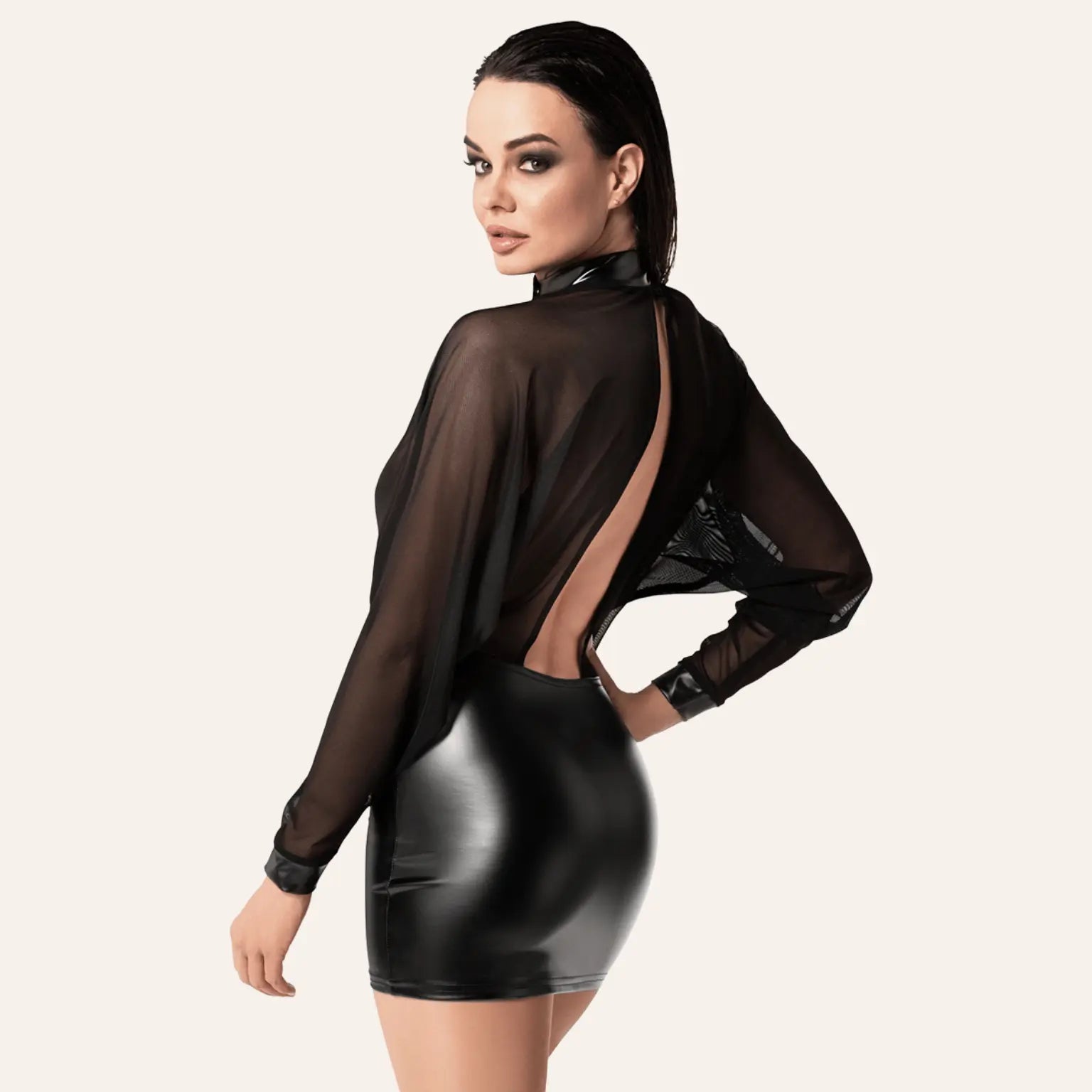 Mini robe sexy Opium F348 par Oh My God'Z, vue 3/4 arrière dévoilant le dos nu plongeant et la transparence du tulle. Une lingerie wetlook haut de gamme idéale pour les jeux de séduction intimes.
