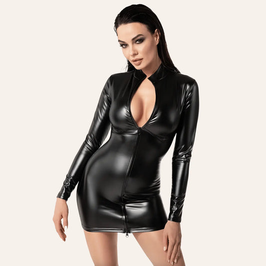 Mini robe noire en wetlook brillant avec zip central et décolleté plongeant, modèle Chimeria F330 de la boutique Oh My God'Z, une pièce érotique idéale pour accompagner des sextoys haut de gamme.