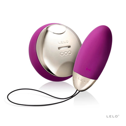 Oeuf vibrant Lyla 2 en fuchsia avec télécommande dorée SenseMotion de Lelo, offrant un contrôle intuitif pour des plaisirs discrets, disponible chez OhMyGodz.fr. Sextoy premium pour des jeux de couple raffinés.