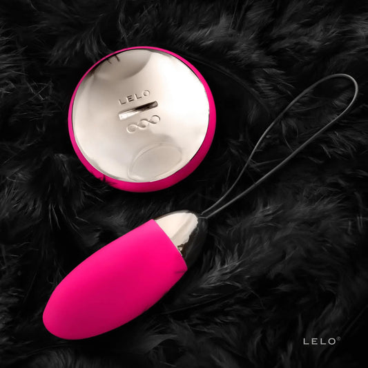 Présentation sensuelle de l'Oeuf vibrant Lyla 2 de Lelo, enveloppé dans une fourrure douce, promesse d'une expérience tactile et visuelle haut de gamme sur OhMyGodz.fr.