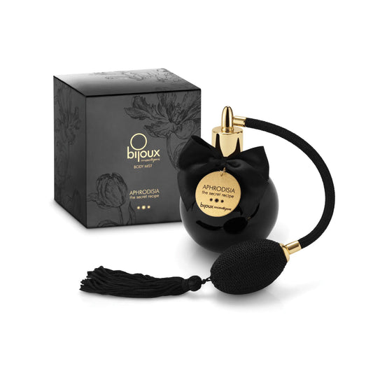 Brume corporelle Aphrodisia de bijoux indiscrets avec un parfum de fleurs envoûtant, présentée dans un élégant flacon noir orné d'un nœud, à découvrir chez Oh My God'Z pour une touche de mystère et de sensualité